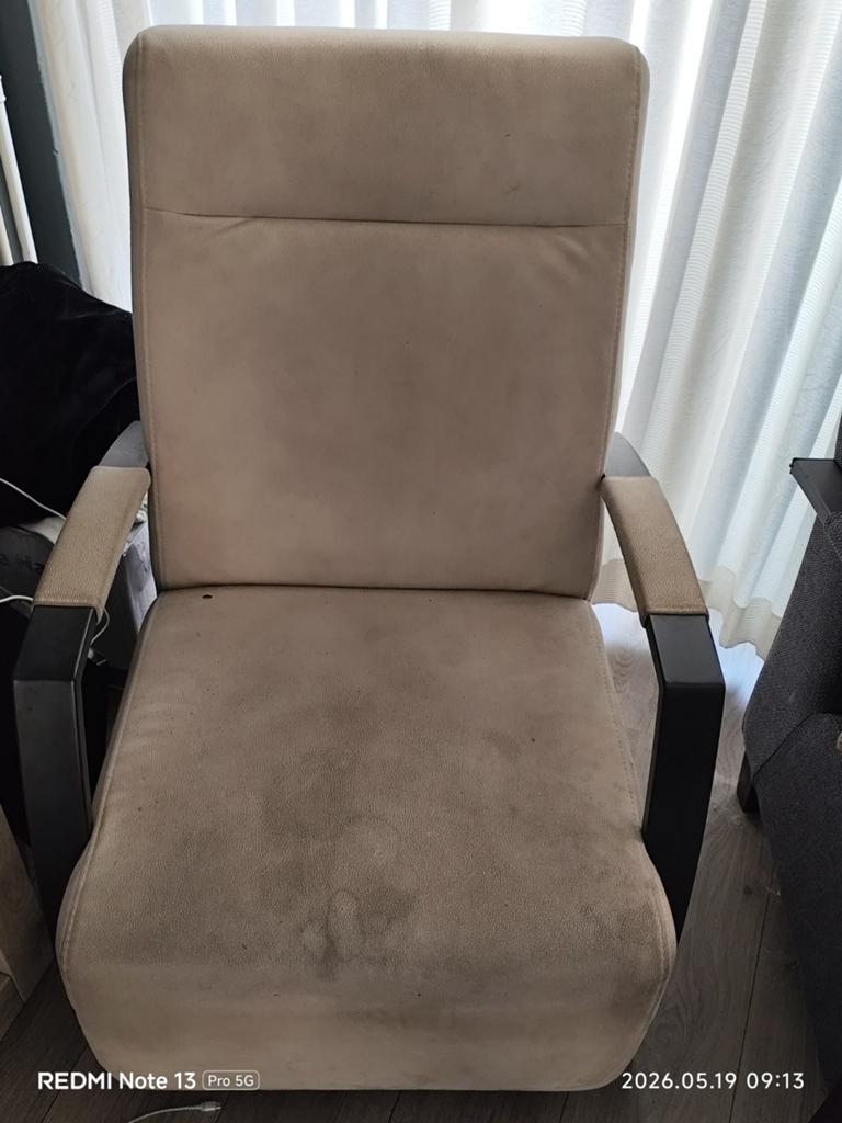 Stoel met enkele vlekken, Huis en Inrichting, Fauteuils, Ophalen of Verzenden, Gebruikt, 50 tot 75 cm
