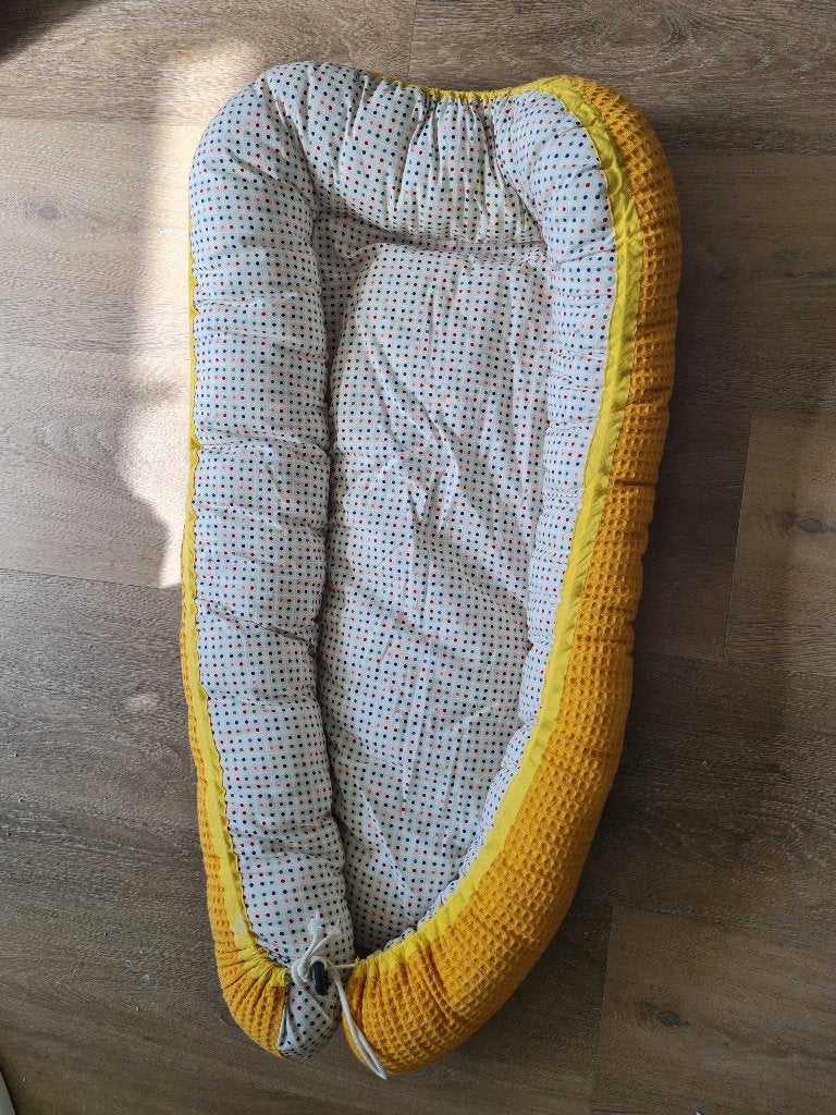 Baby nestje okergeel met stippen, Verzenden, Gebruikt