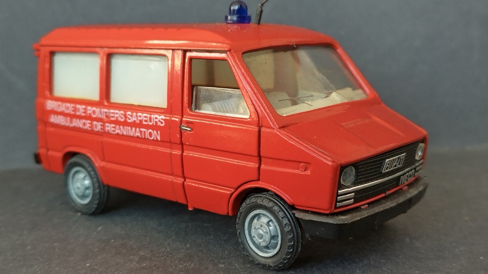 Iveco Daily Ambulance Reanimation 1:43 Old Cars Pol, Overige merken, Verzenden, ., Zo goed als nieuw