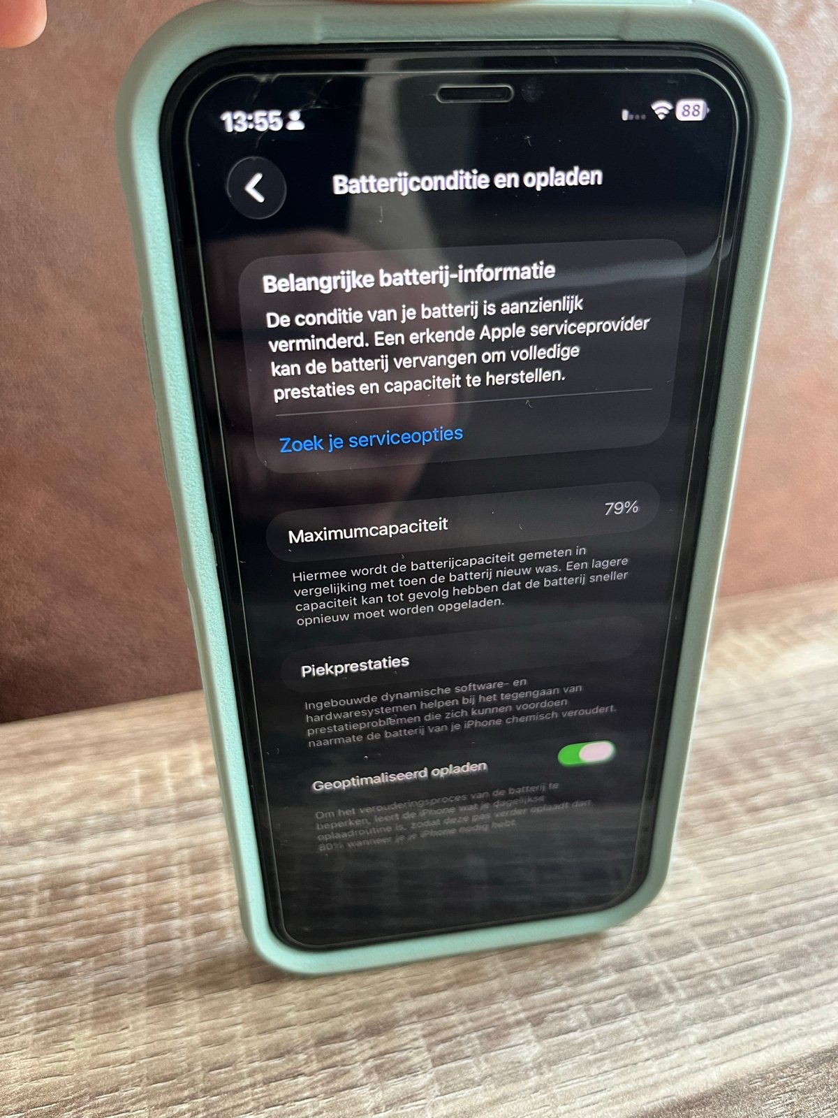 Foto 10 van iPhone 11 (128GB) Groen met OtterBox hoesje