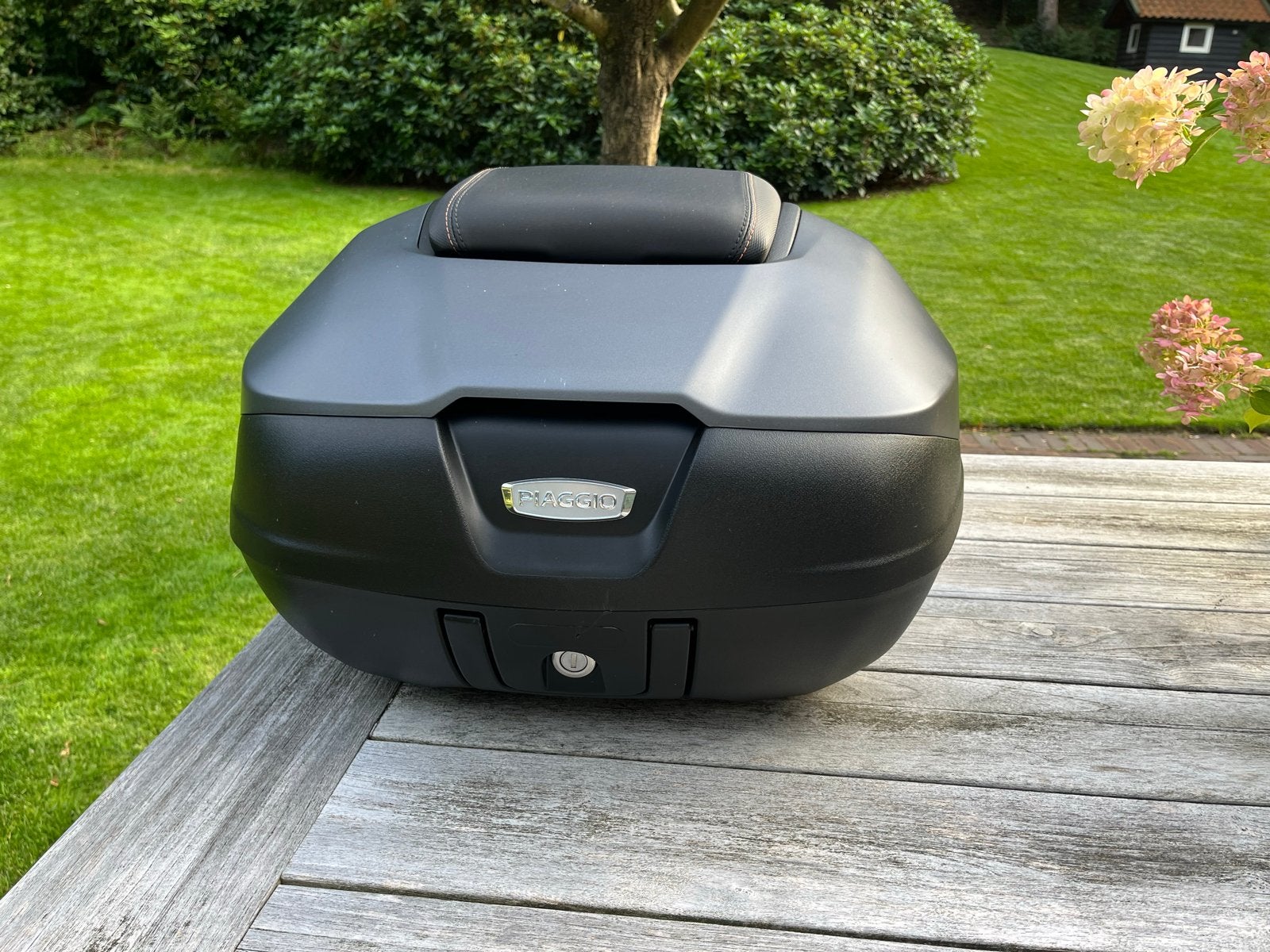 Piaggio Topkoffer 52L met rugsteun en montageplaat, Motoren, Ophalen of Verzenden, Zo goed als nieuw