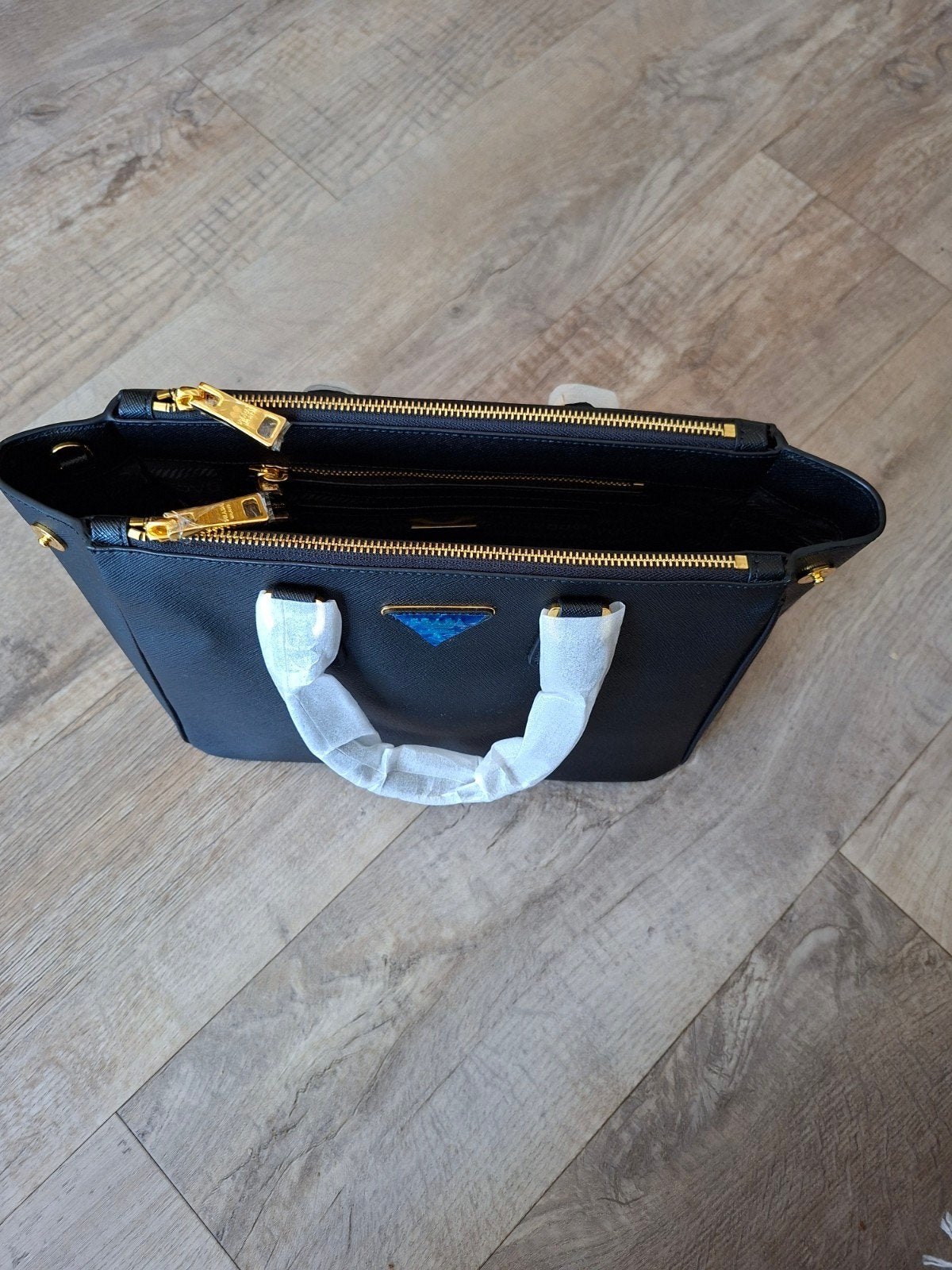 Nieuwe Prada zwarte tas met goudkleurige ritsen, Ophalen of Verzenden, Nieuw, Zwart, Handtas