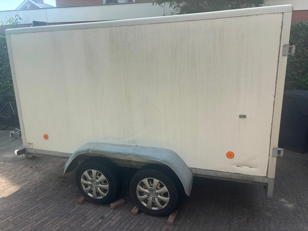 Dichte trailer, Ophalen, Gebruikt