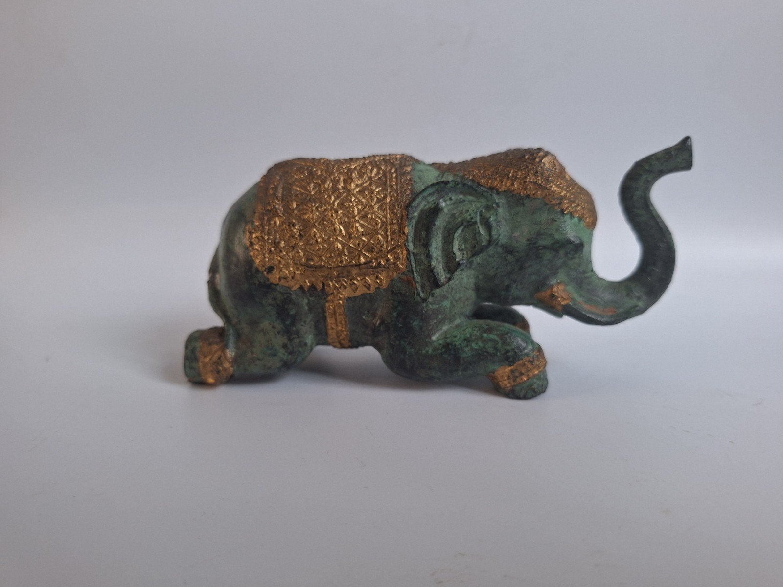 Bronzen Olifantje uit Thailand met patina en goudkleurig, Antiek en Kunst, Ophalen of Verzenden, Brons