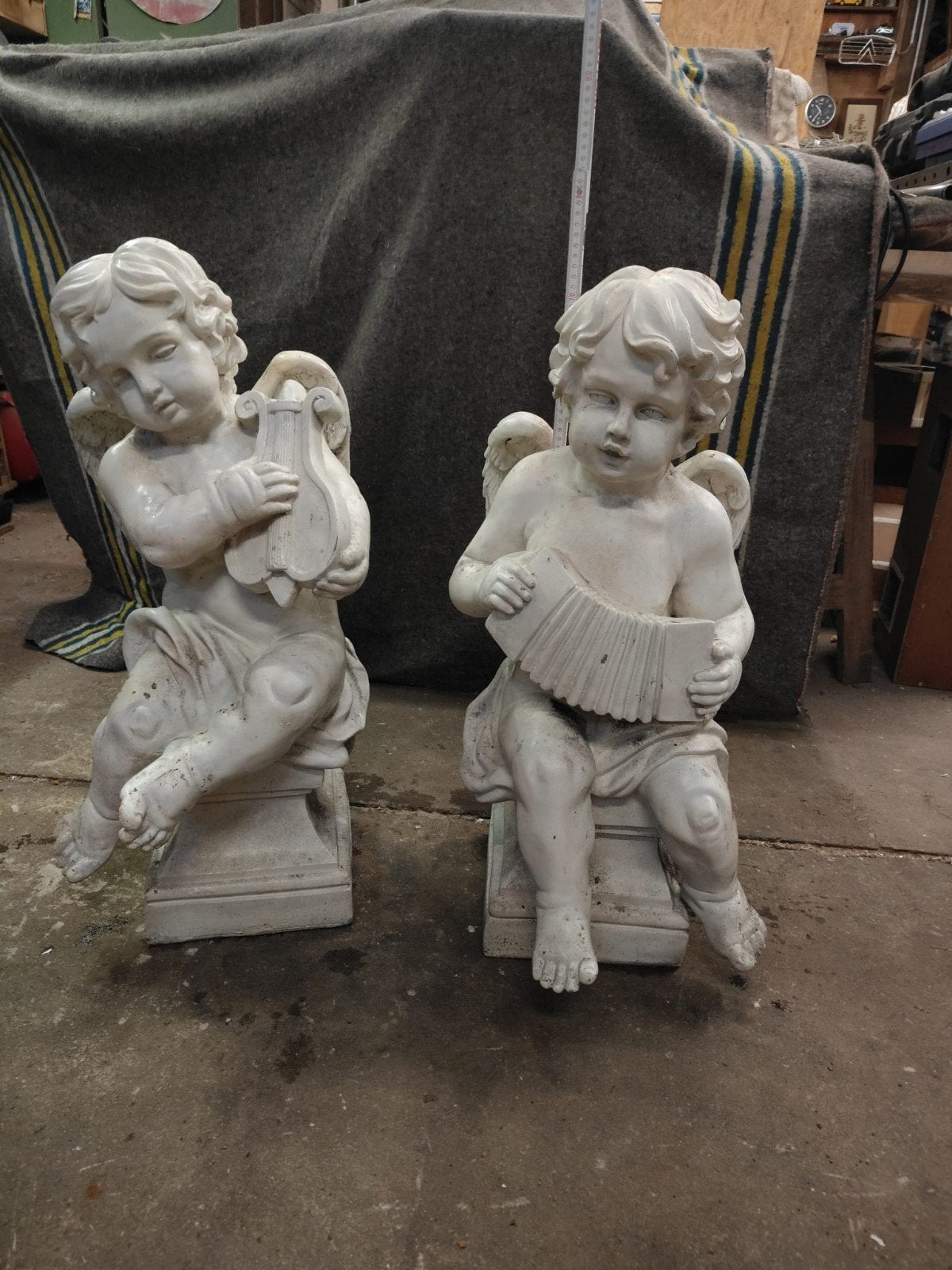Beeld snijwerk ornament van een engel en de gipsen engelen 2, Ophalen