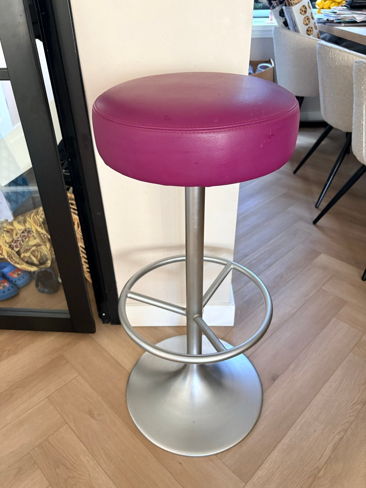 Johanson Zweeds design barkruk roze leer chroom poot, Ophalen, Met voetsteun, 60 tot 90 cm, Leer