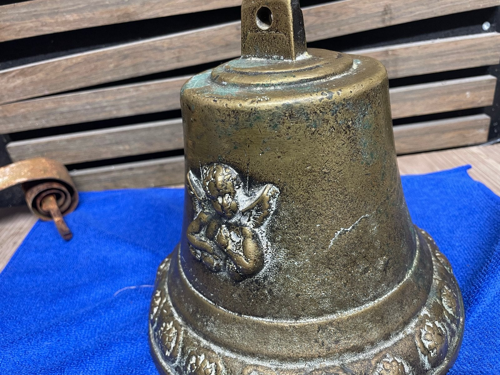 Antieke bronzen bel met engelenreliëf - 4kg, Ophalen of Verzenden, Brons