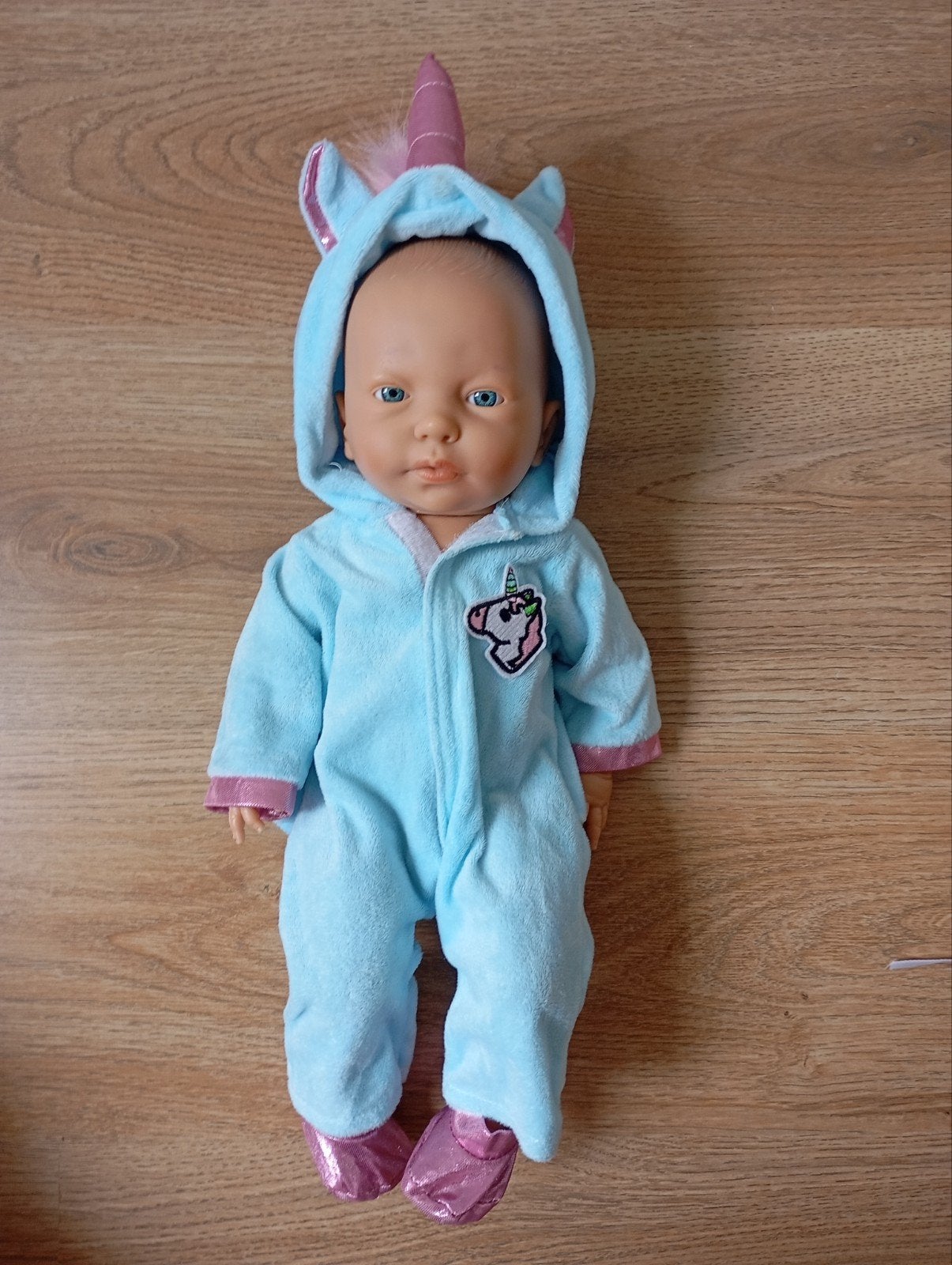 Babypop jongen met eenhoornpak en extra setje, Kinderen en Baby's, Speelgoed | Poppen, Ophalen of Verzenden, Gebruikt, Babypop