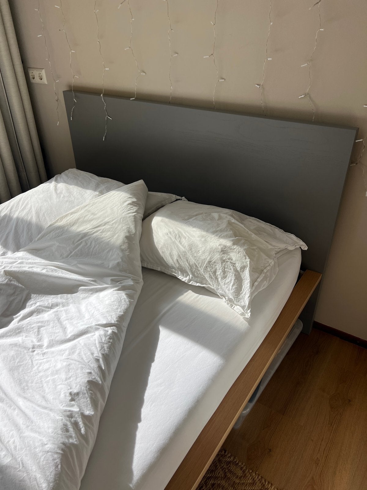 MALM Tweepersoonsbed met hoofdbord - Grijs/Hout 140x200, Huis en Inrichting, Ophalen, Gebruikt, Tweepersoons, 140 cm