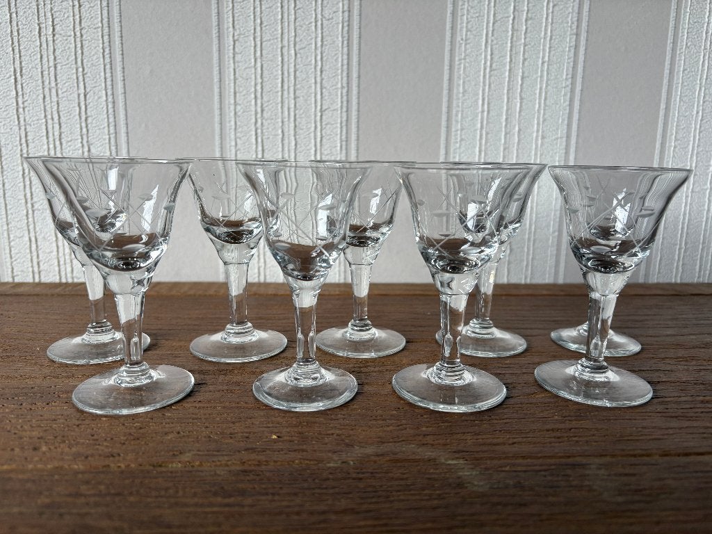 8 vintage likeurglaasjes op voet – Gegraveerd glas, Antiek en Kunst, Ophalen of Verzenden