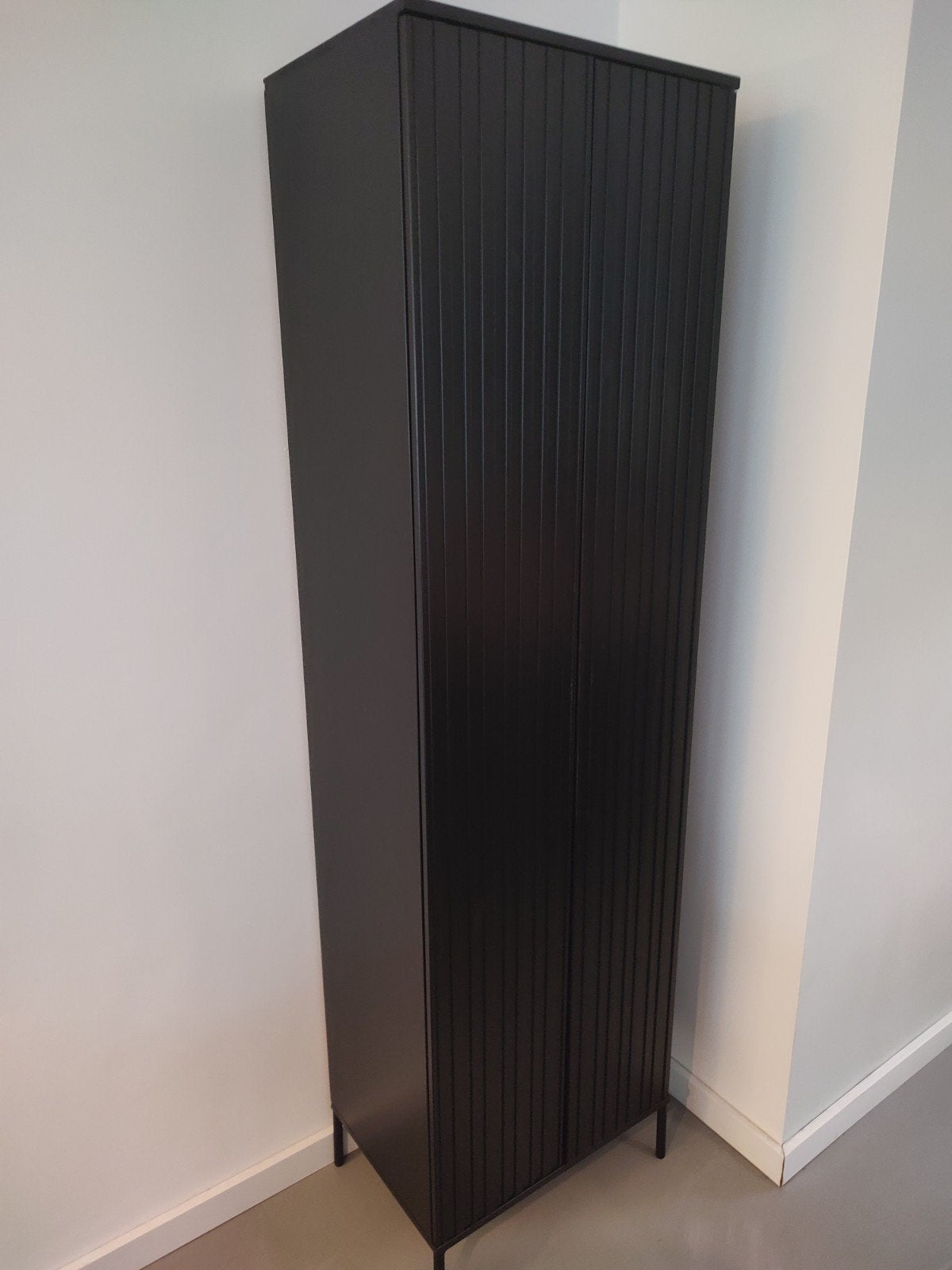 Wood hoge kast New Gravure grenen zwart 210x60x42, Ophalen of Verzenden, Zo goed als nieuw