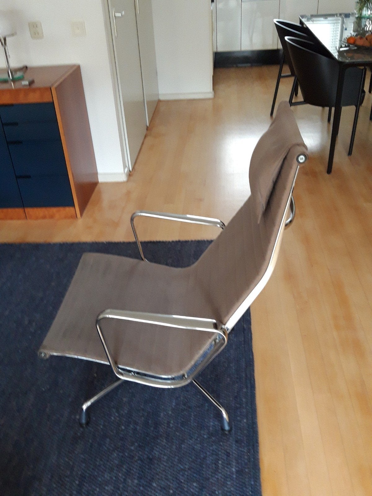 Vitra Eames ea124 lounge chair, Huis en Inrichting, Fauteuils, Ophalen, Gebruikt, Metaal, 50 tot 75 cm