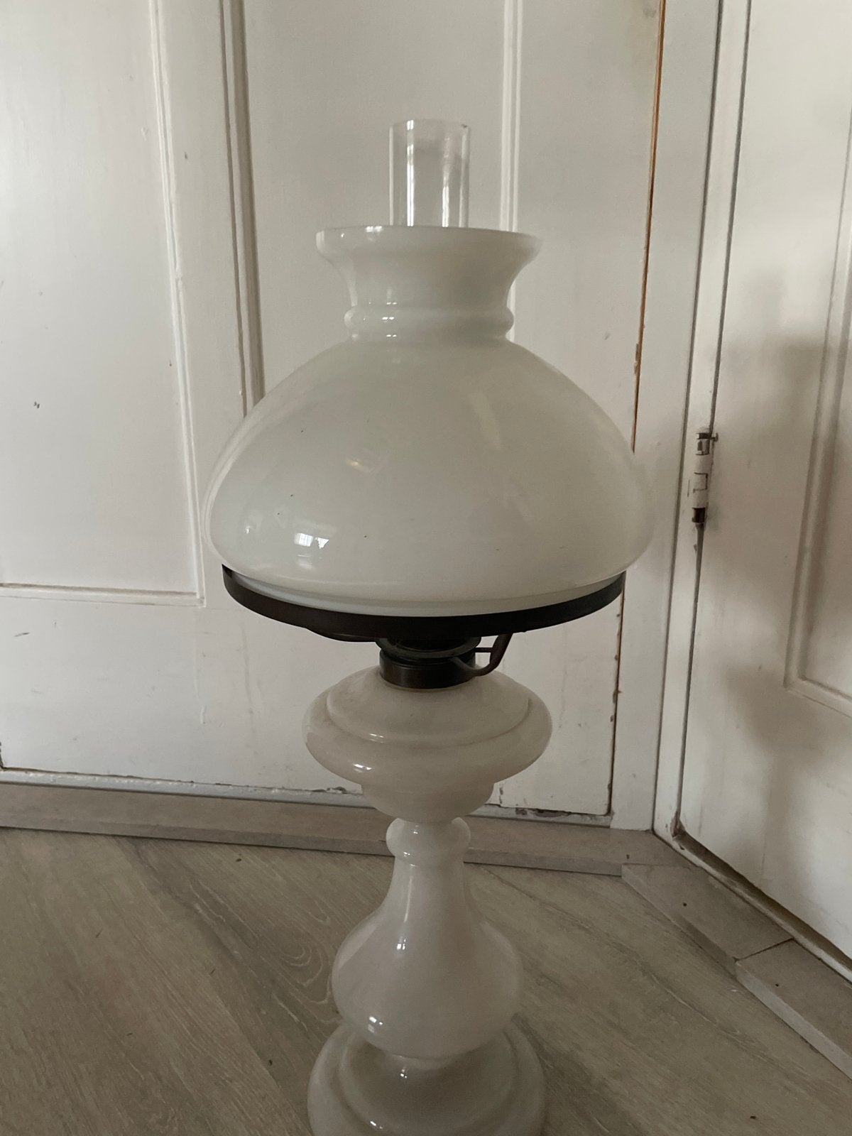 Antieke olielamp van opaalglas, Antiek en Kunst, Ophalen of Verzenden