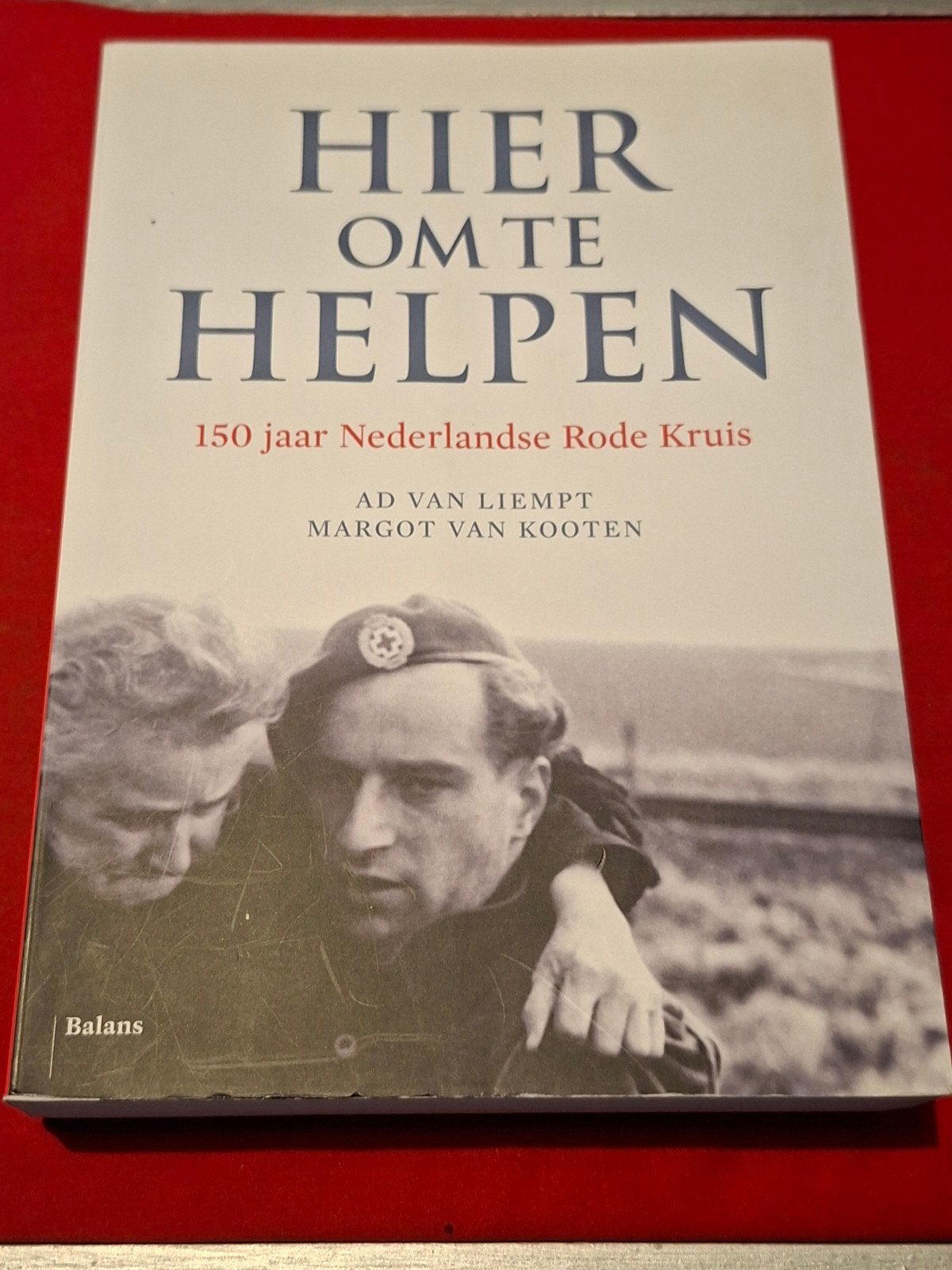 GESIGNEERD Hier om te helpen. Ad van Liempt. 150 jaar R. Kr., Ophalen of Verzenden, Gelezen