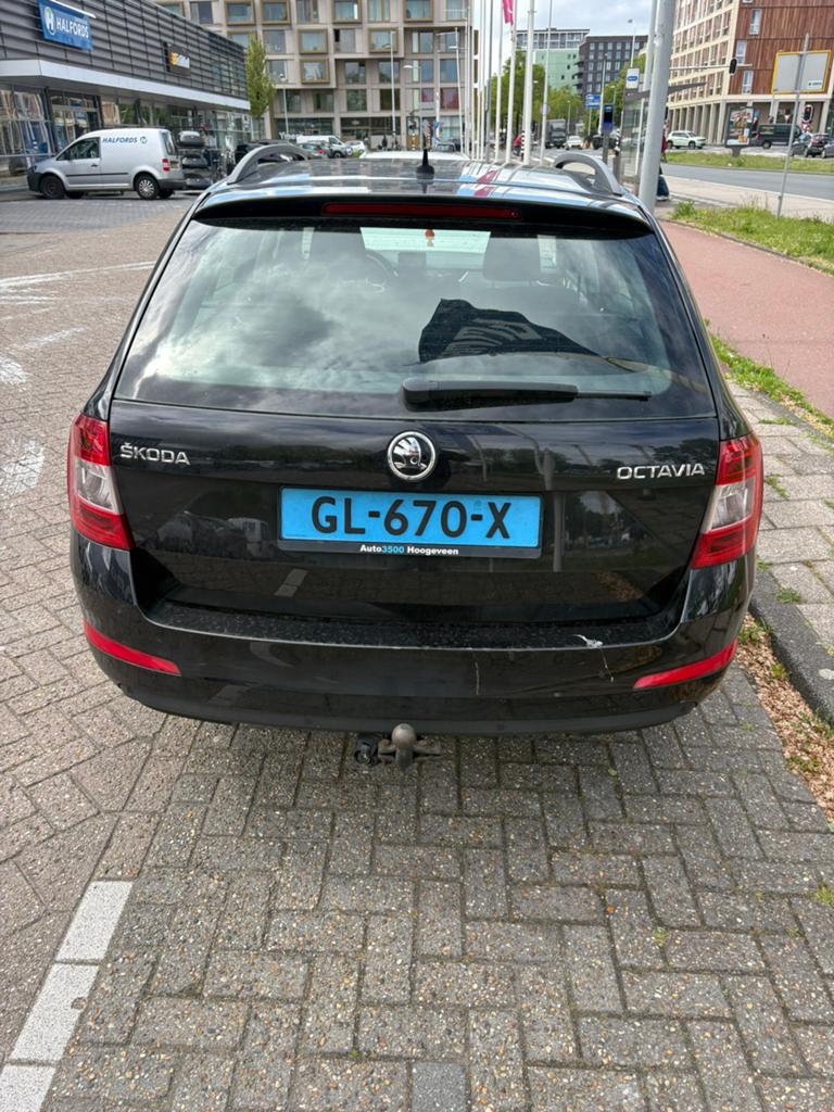 Skoda Octavia 1.6 TDI 81KW Comdi DSG 2015 Zwart, 4 cilinders, Zwart, Origineel Nederlands, 26 km/l
