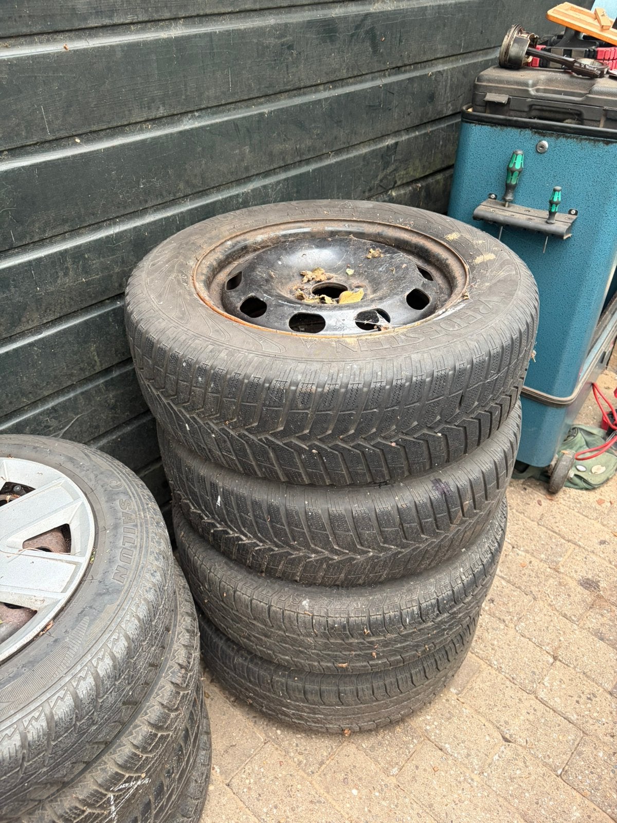 Setje stalen velg met 2 winter en 2 zomerbanden. 195/65 R15, Auto diversen, Ophalen, Gebruikt