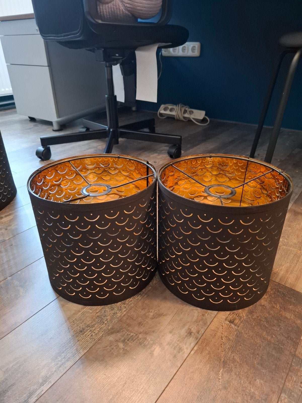 Set van 2 zwarte lampenkappen met goudkleurige binnenkant, Tafellamp, Zwart, Rond, Zo goed als nieuw