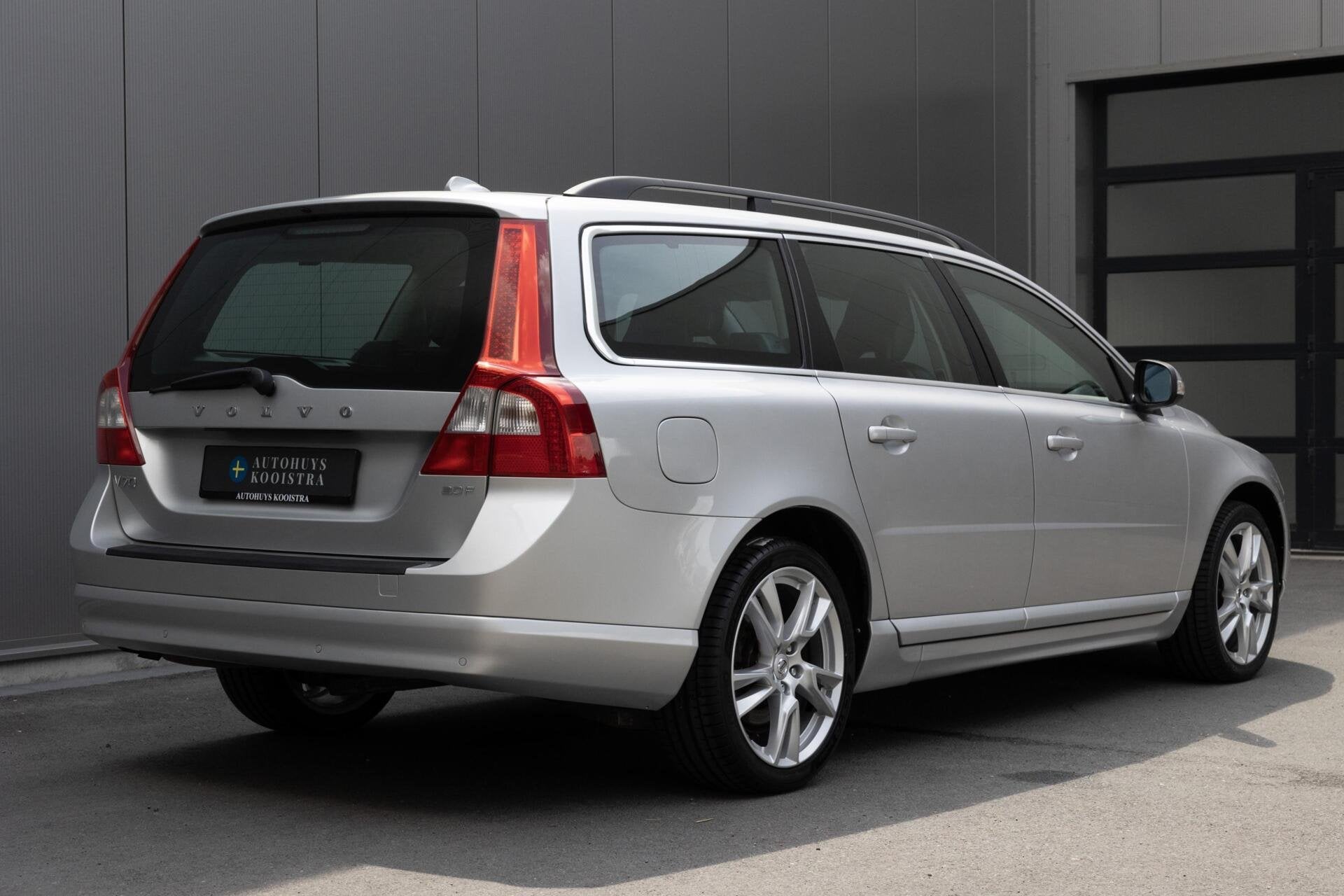 Volvo V70 2.0 Summum Bak gereviseerd|Xenon|Clima|Stoelverwar, 145 pk, Gebruikt, 4 cilinders, Leder en Stof