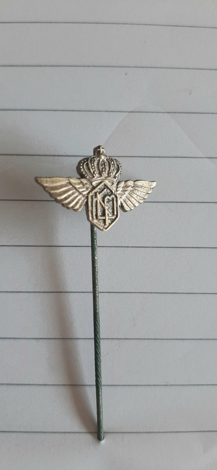 VERZILVERD SPELDJE VAN "KLM", LOGO STAMT VAN VÓÓR WW2, Verzamelen, Verzenden, Gebruikt, Transport, Speldje of Pin