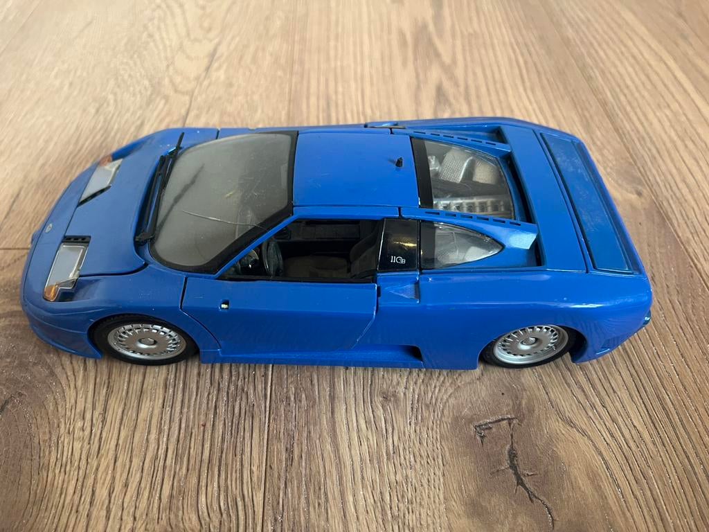 Auto Bugatti  blauw  schaal 1/18, Ophalen, Zo goed als nieuw, Auto, Maisto