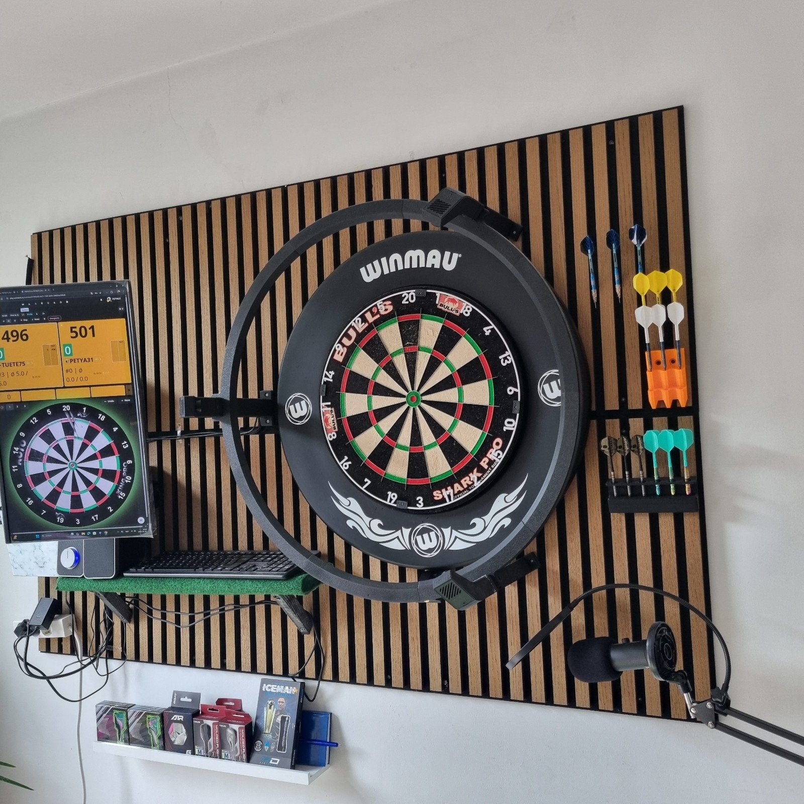 Winmau Shark Pro Dartbord met complete setup, Sport en Fitness, Darts, Ophalen of Verzenden, Zo goed als nieuw, Dartbord met pijlen