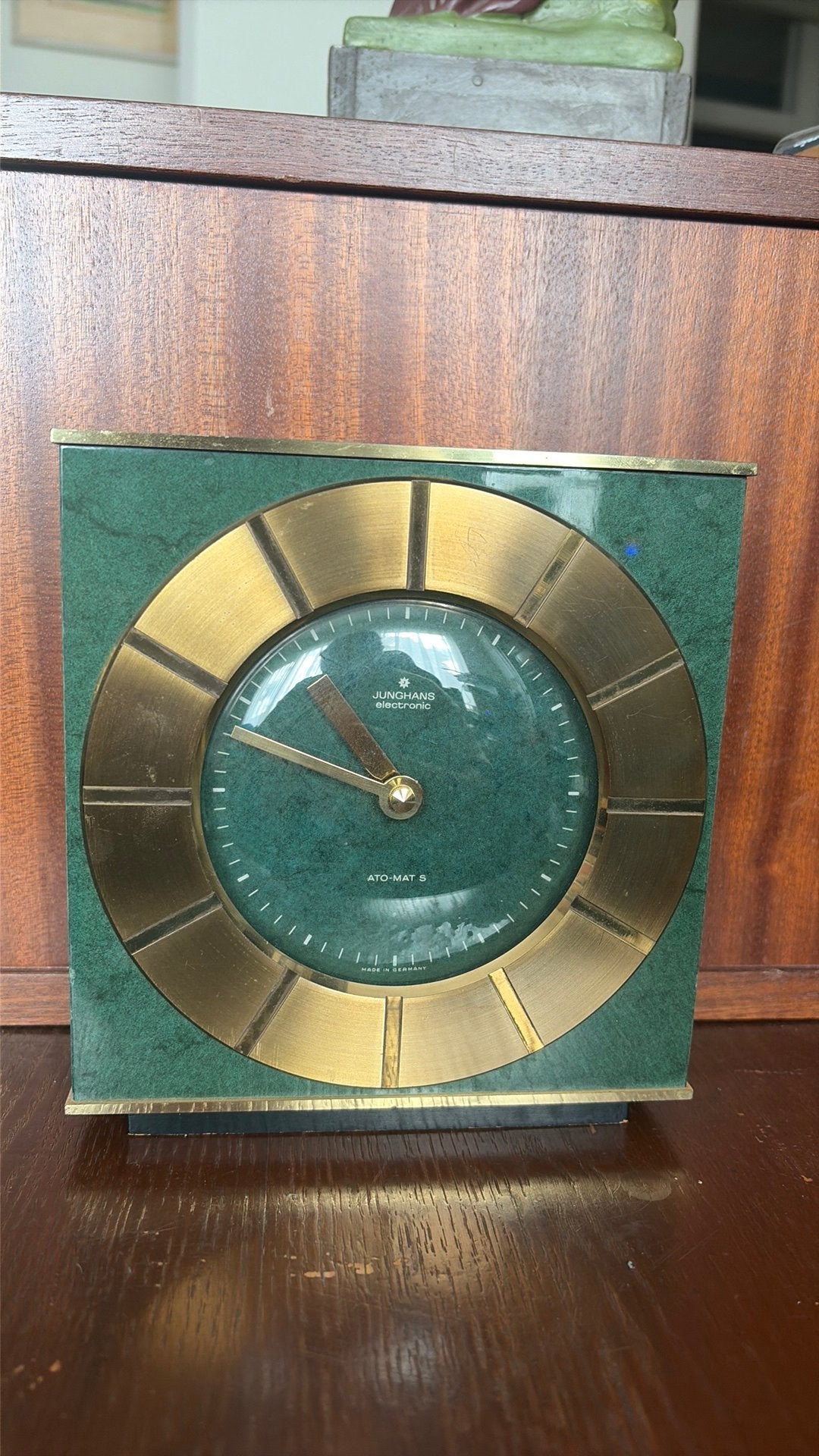 t is een vintage Junghans Electronic Ato-Mat S tafelklok., Ophalen