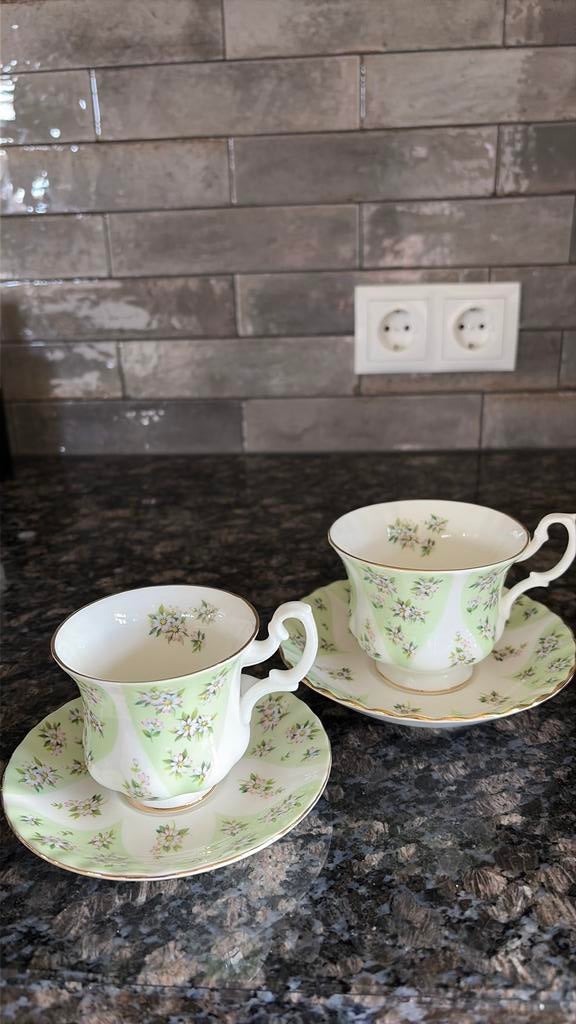 2 Royal Albert kop en schotels Charm Debutante series, Verzamelen, Ophalen of Verzenden, Zo goed als nieuw, Porselein, Kop en/of schotel