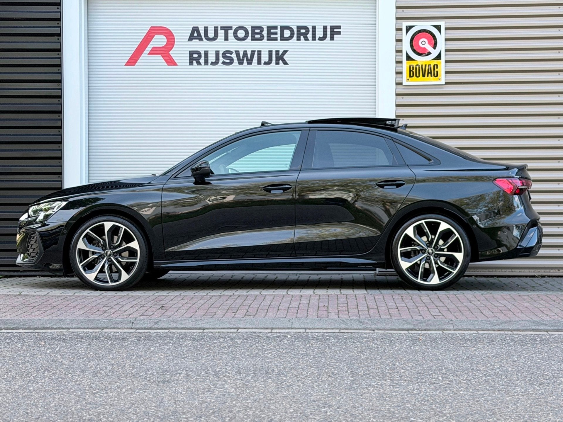 Audi A3 Limousine 35 TFSI S-Line Pano/Matrix/Sonos/HuD, Auto's, Audi, 1300 kg, 4 cilinders, Zwart, Bedrijf