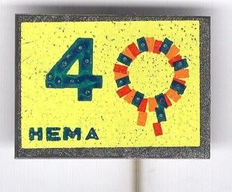 40 jaar HEMA blik warenhuis speldje ( W_394 ), Verzenden, Zo goed als nieuw, Merk, Speldje of Pin