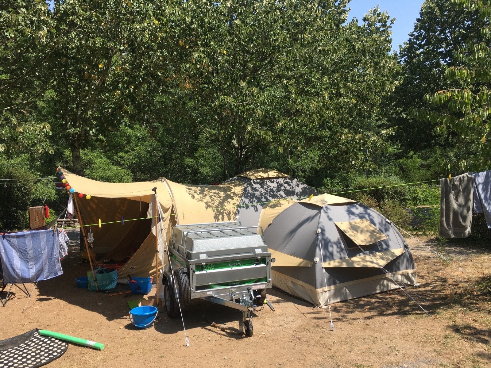 Karsten 300 tent met 220 koppeltent en diverse luifels, Ophalen, Zo goed als nieuw, Tot en met 4