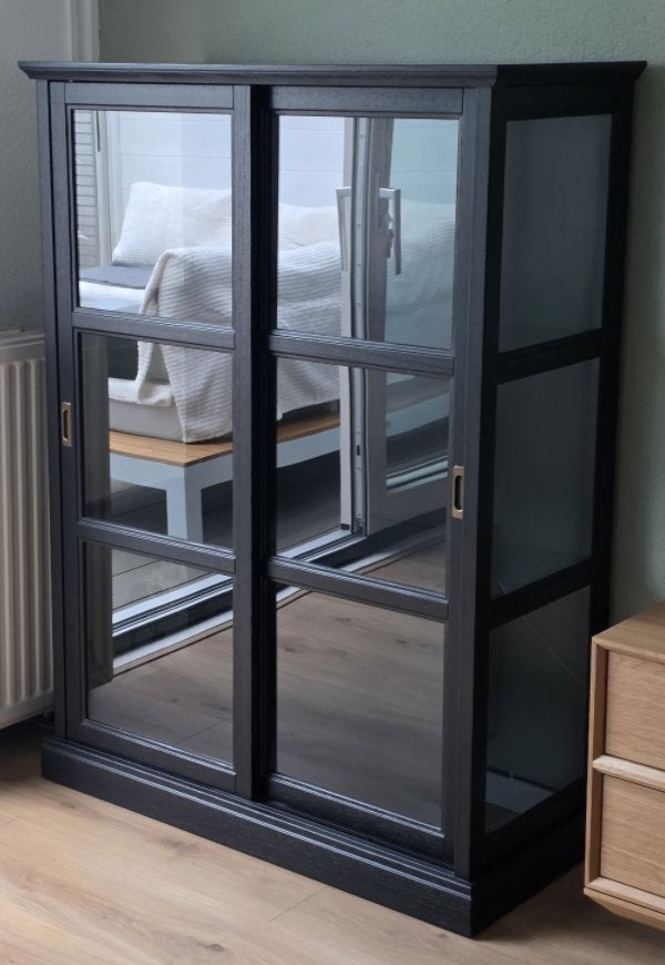 IKEA MALSJÖ Vitrinekast – Zwart, Huis en Inrichting, Ophalen, Met deur(en), 100 tot 150 cm, 100 tot 150 cm