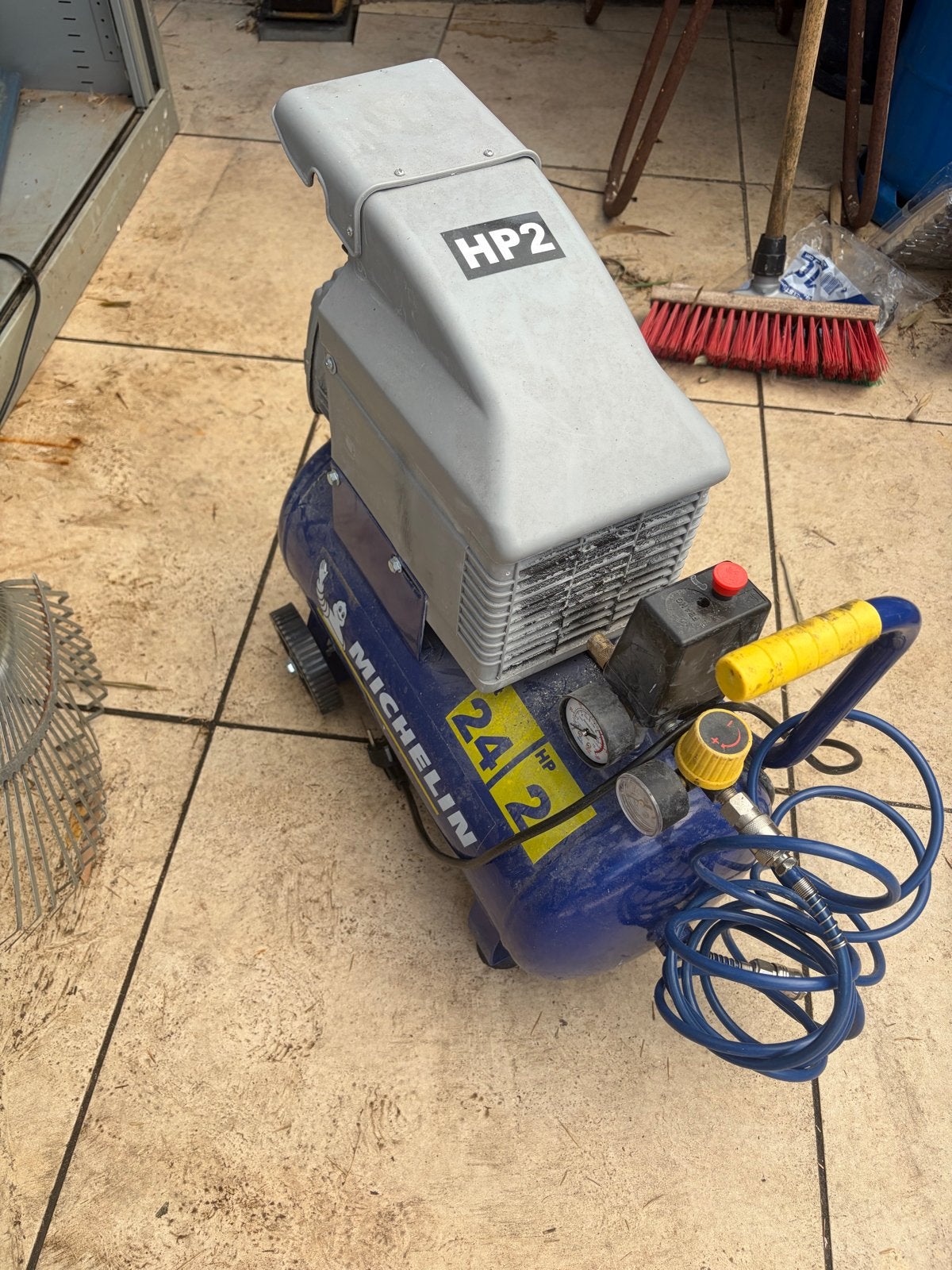 Michelin 24L Compressor met Spuitpistolen Set, Doe-het-zelf en Verbouw, Compressors, Ophalen, Gebruikt, 6 tot 10 bar, 25 tot 100 liter