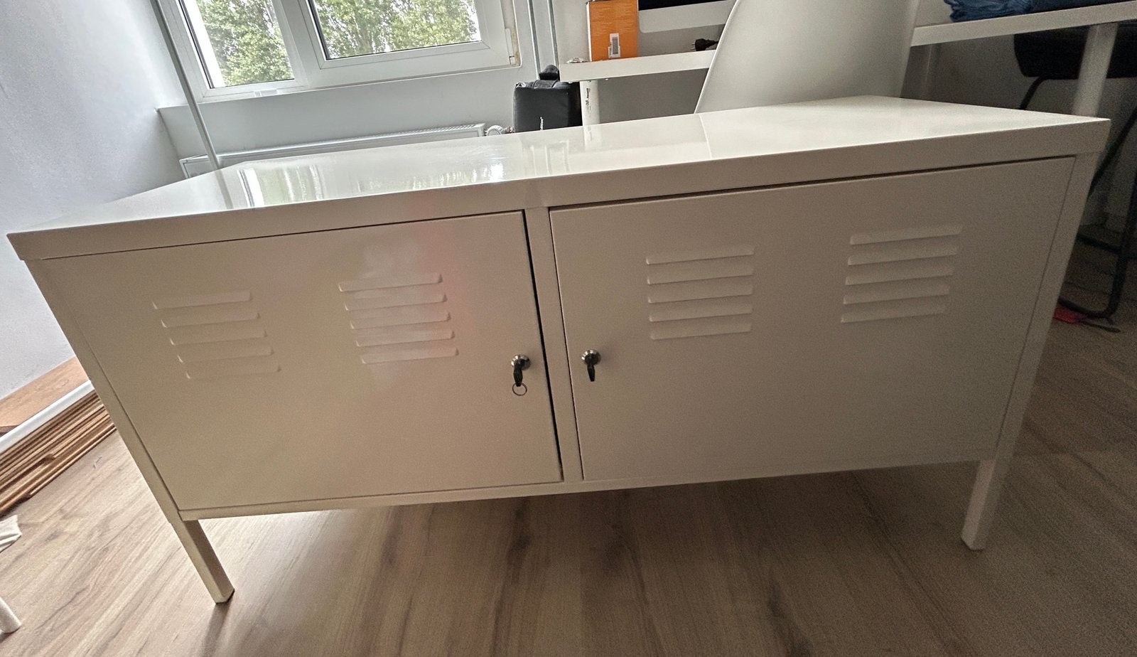 Moet snel weg - Metalen IKEA kast B118xD40xH63 cm met deukje, Huis en Inrichting, Kasten | Overige, Ophalen, Gebruikt