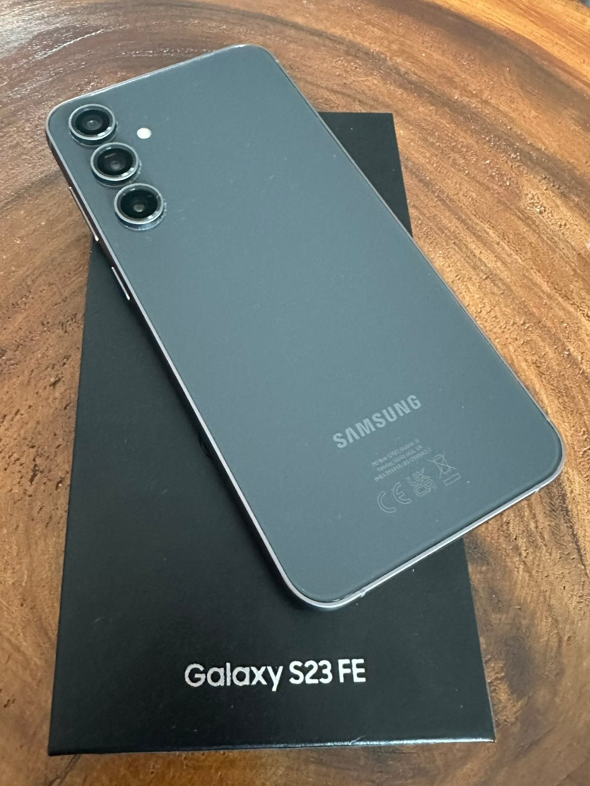 Foto 3 van Samsung Galaxy S23 FE 128GB in de kleur Graphite. Dual Sim!