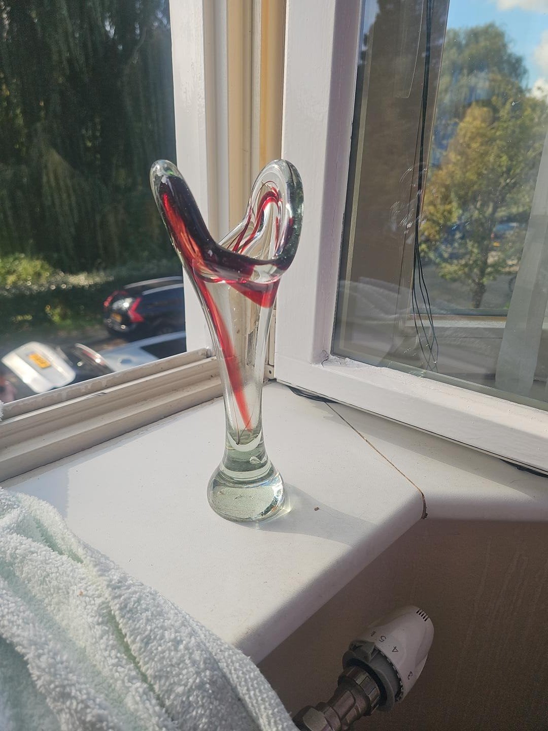 Vintage handgeblazen artglass vaas met rode slinger, Antiek en Kunst, Ophalen