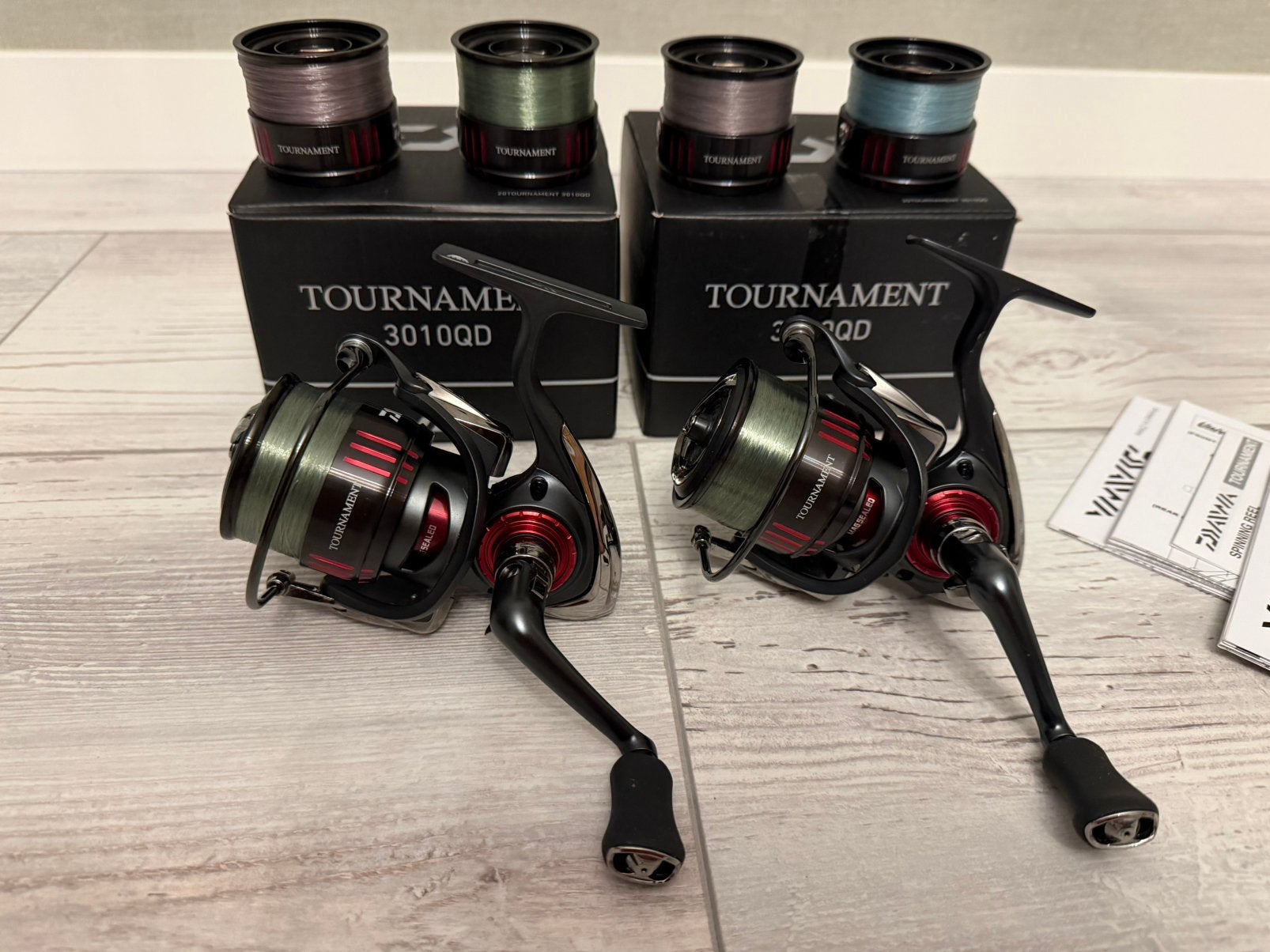 2 x Daiwa Tournament 3010QD incl spoelen NIEUW ONGEBRUIKT, Watersport en Boten, Hengelsport | Witvissen, Ophalen, Nieuw, Molen