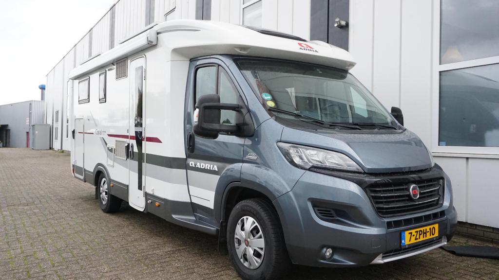 Adria Coral Supreme S 670 SL Auto-levelsyst-Sat-Solar, Caravans en Kamperen, Campers, Automaat, Chemisch toilet, Fiat, Bedrijf