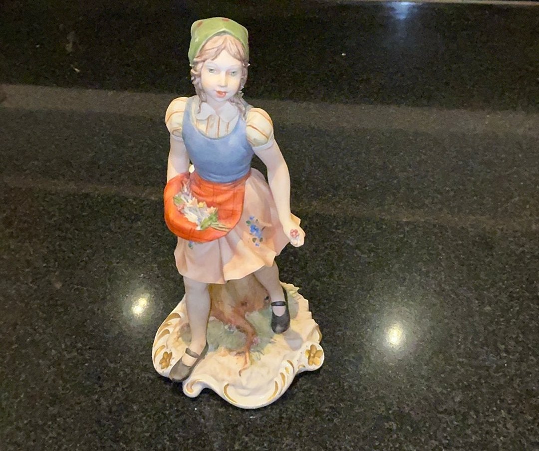 Capodimonte-beeldje gesigneerd Sandro | Meisje met bloemen, Ophalen of Verzenden