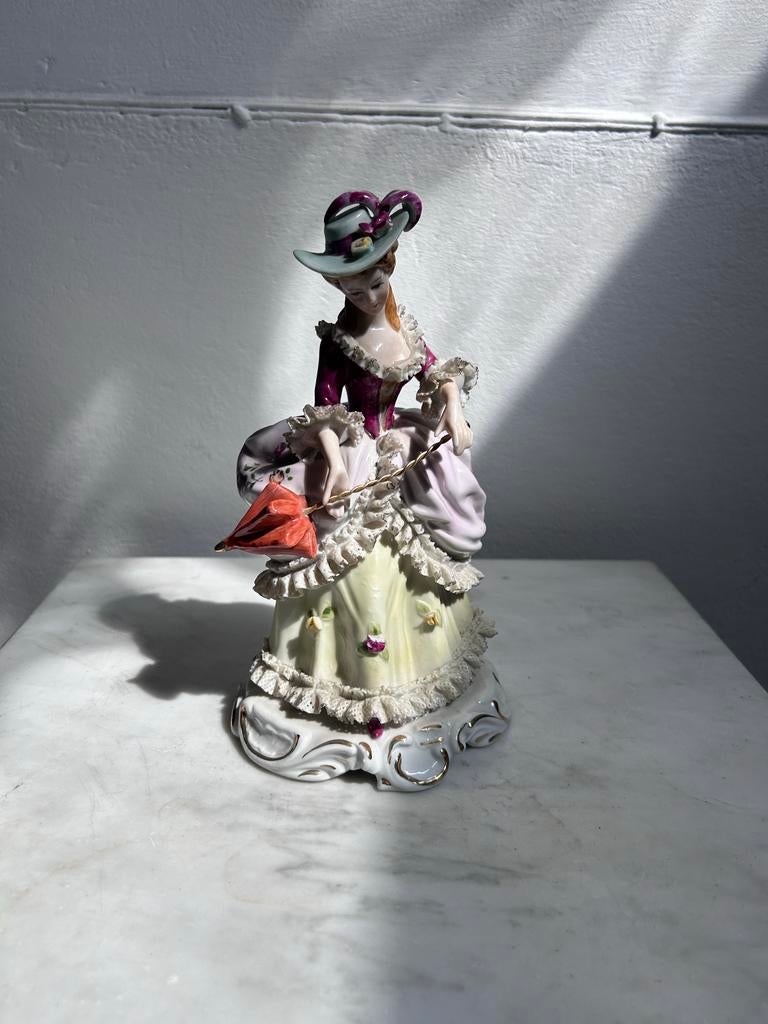 Antiek Stijl Porseleinen Beeldje Dame met Parasol, Ophalen of Verzenden, Zo goed als nieuw, Mens
