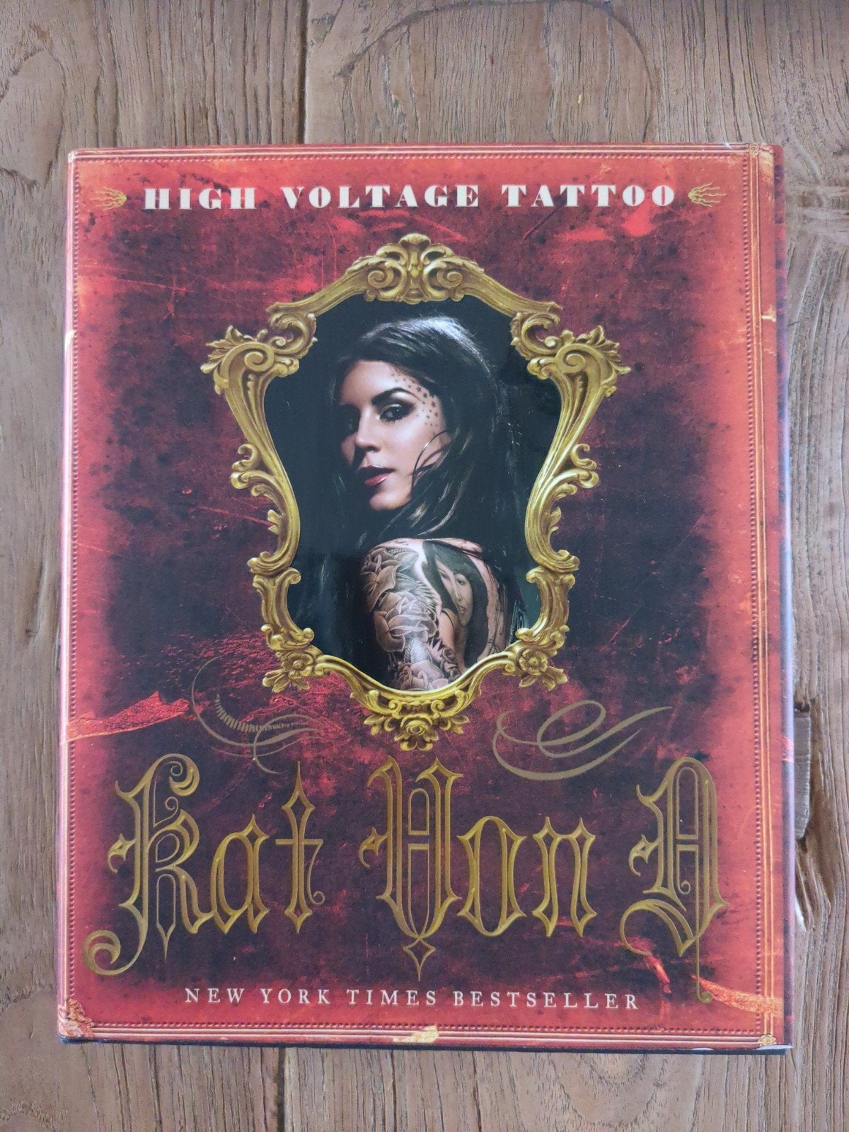 High Voltage Tattoo - Kat Von D (New York Times Bestseller), Boeken, Ophalen of Verzenden, Zo goed als nieuw, Kat Von D, Amerika