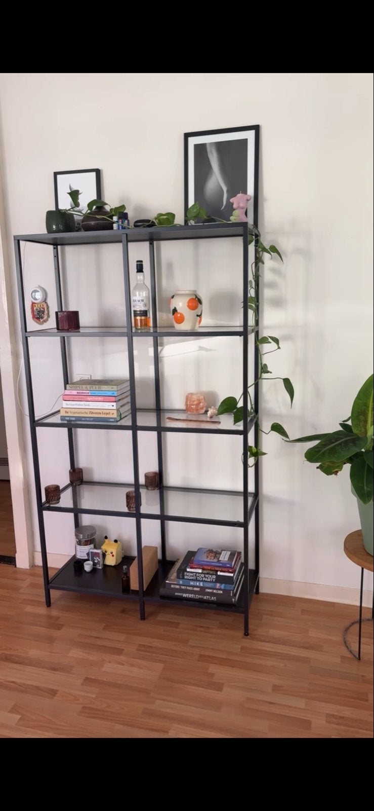 Zwart metalen kast met glazen planken- IKEA VITTSJO, Huis en Inrichting, Kasten | Overige, Ophalen, Gebruikt