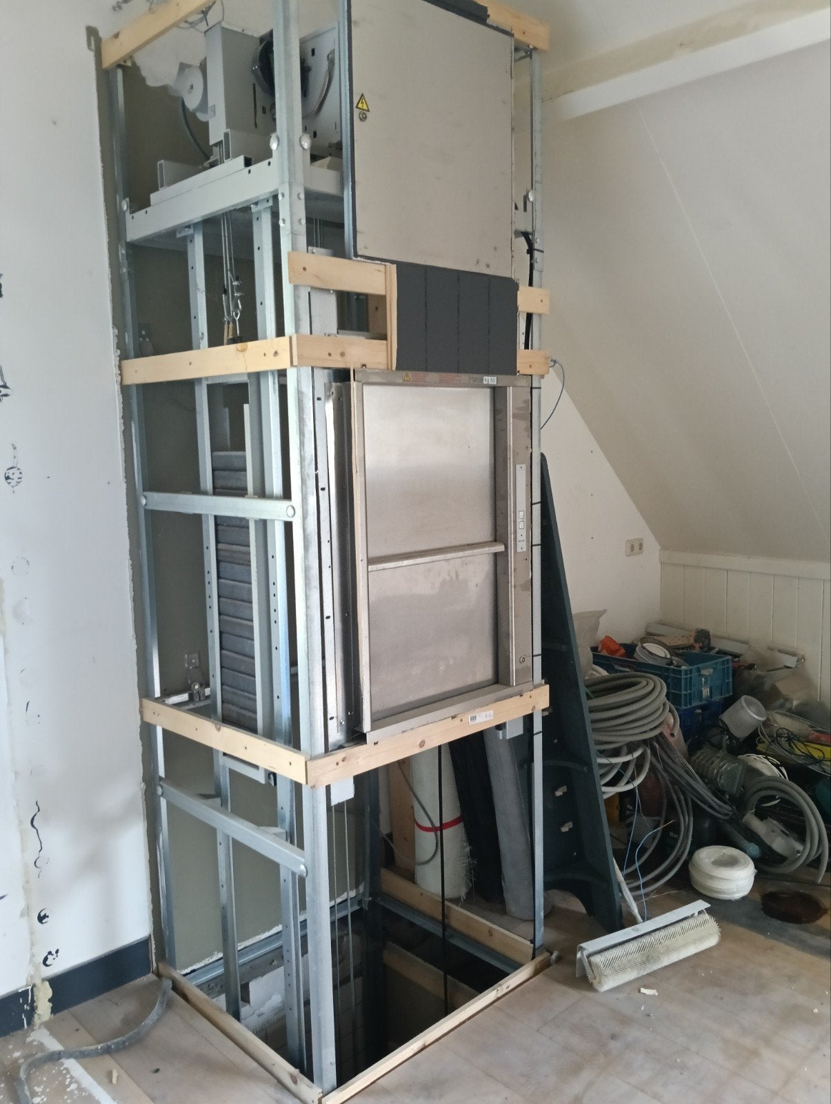 Compacte goederenlift - 50 kg hefvermogen, Ophalen