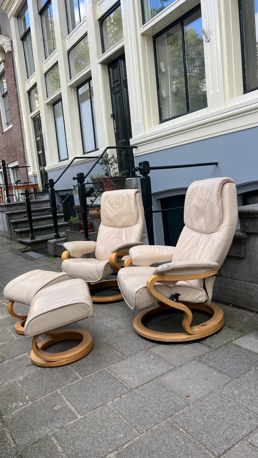 2 Himolla relaxfauteuils+hocker Leder/Crème Stressless stijl, Huis en Inrichting, 75 tot 100 cm, Ophalen of Verzenden, Zo goed als nieuw