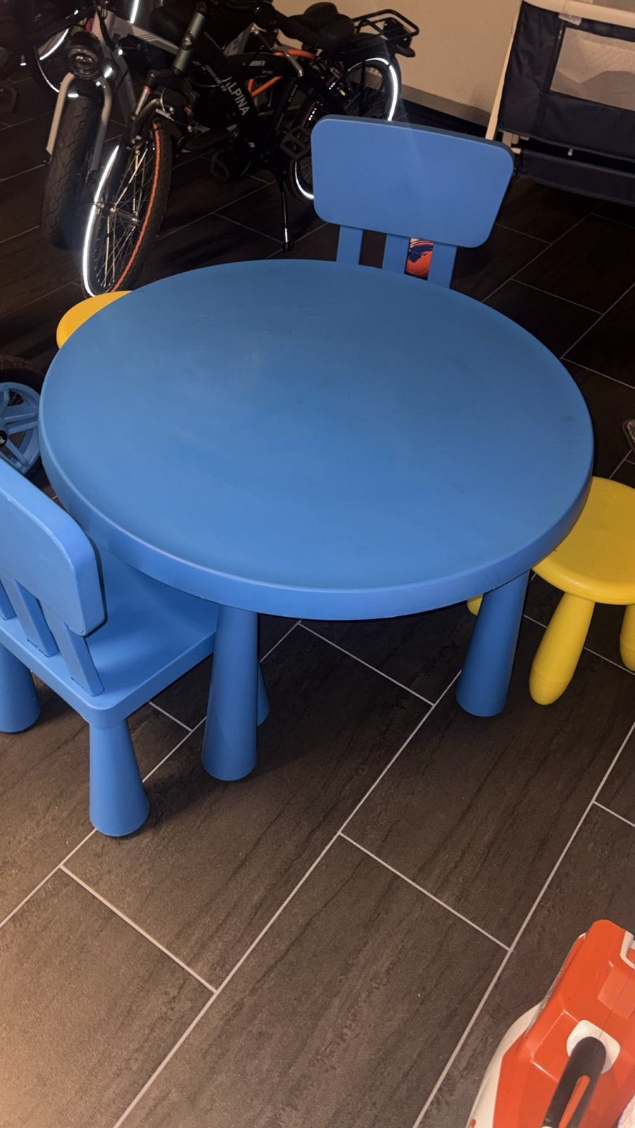 IKEA Mammut kindertafel met 2 stoelen, Ophalen, Gebruikt, Tafel(s) en Stoel(en)