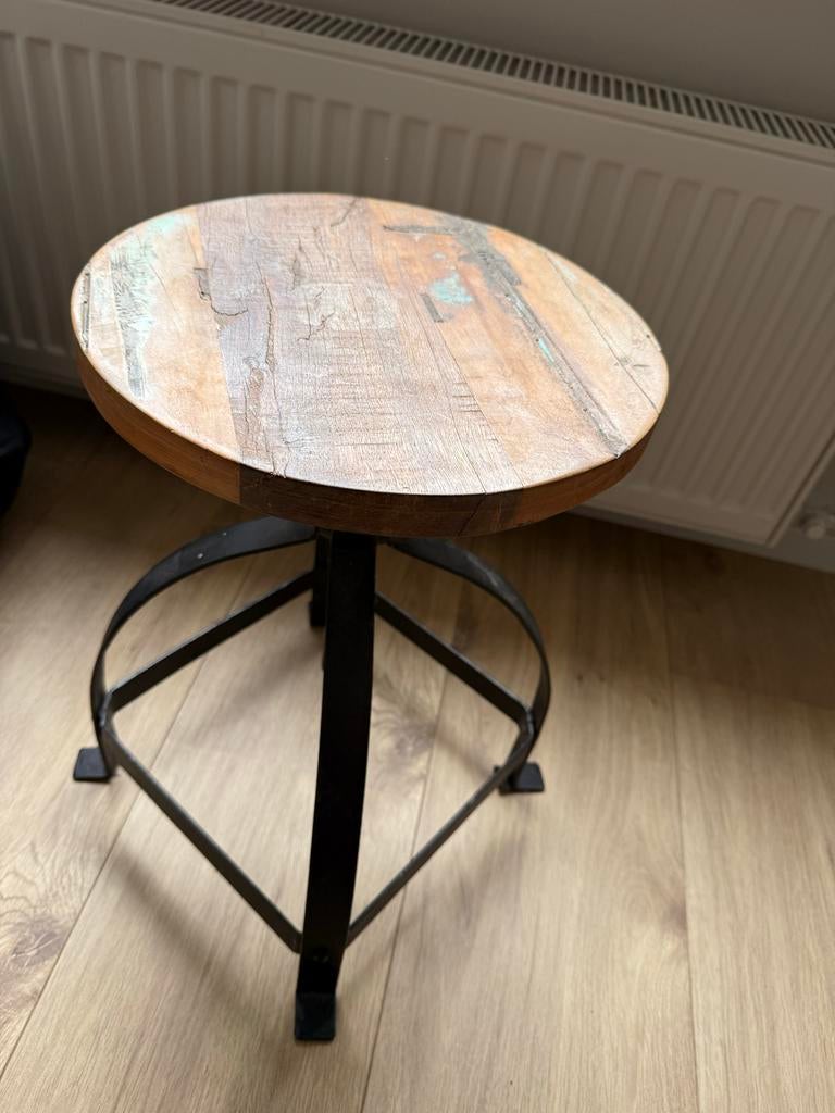 Industriële draaikruk van hout en metaal, Huis en Inrichting, Barkrukken, Ophalen, Gebruikt, In hoogte verstelbaar, 60 tot 90 cm