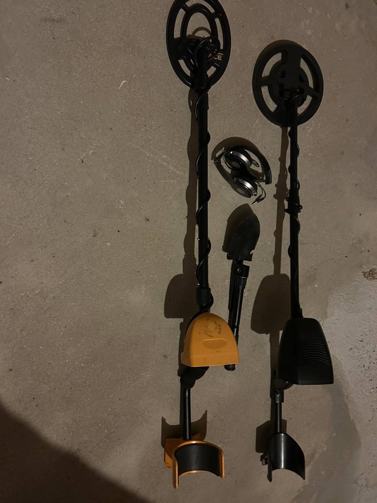 Foto 2 van Garrett ace 200i + Metal detector met schep en hoofdtelefoon