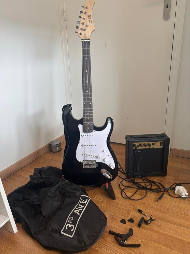 Elektrische gitaar (met versterker, statief, gitaarband/bag), Met versterker, Zo goed als nieuw, Solid body, Ophalen