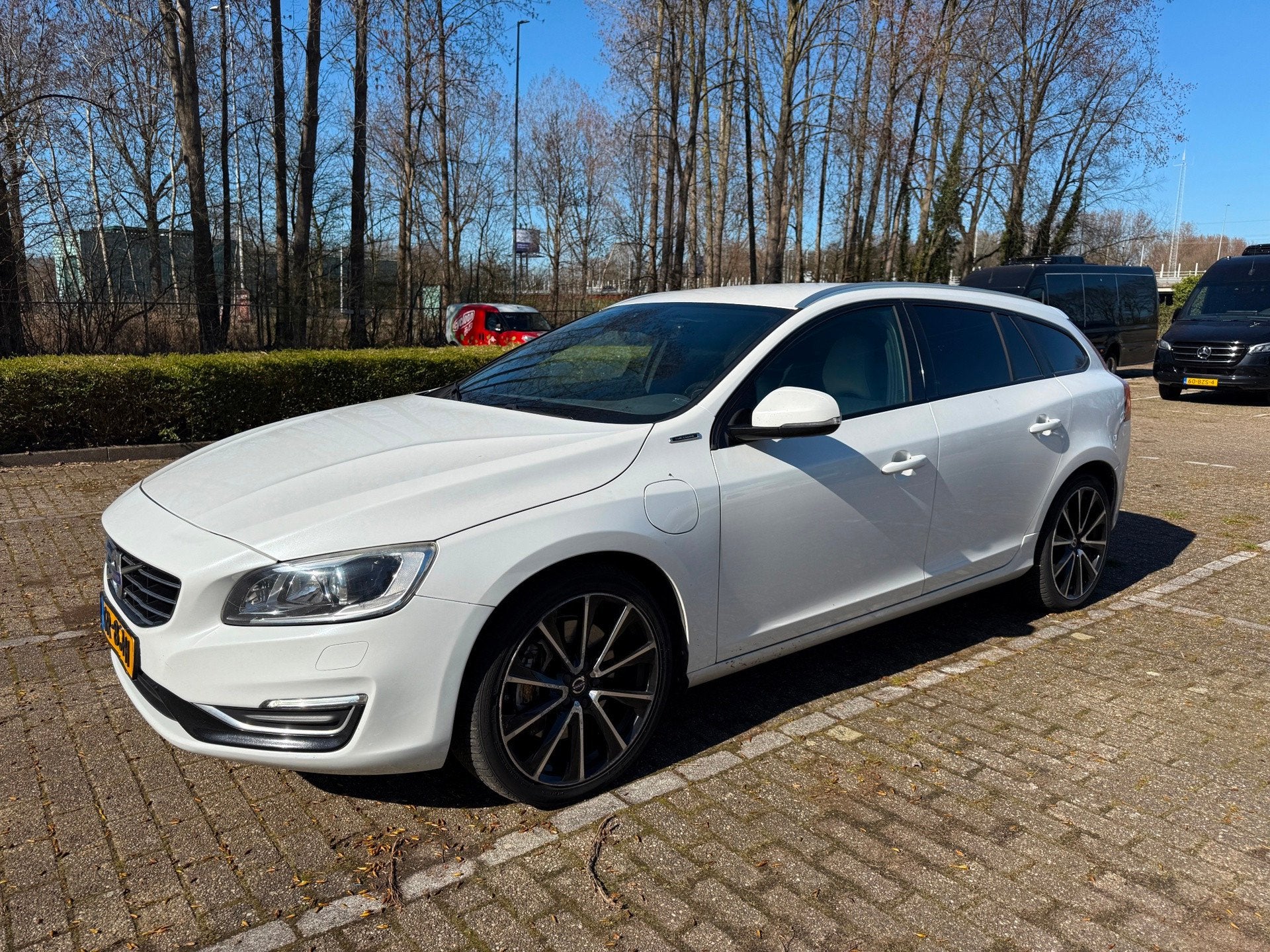 Volvo V60 2.4 D5 Twin Engine Special Edition Euro 6 White Le, Auto's, Automaat, Dealer onderhouden, Vierwielaandrijving, 1880 kg