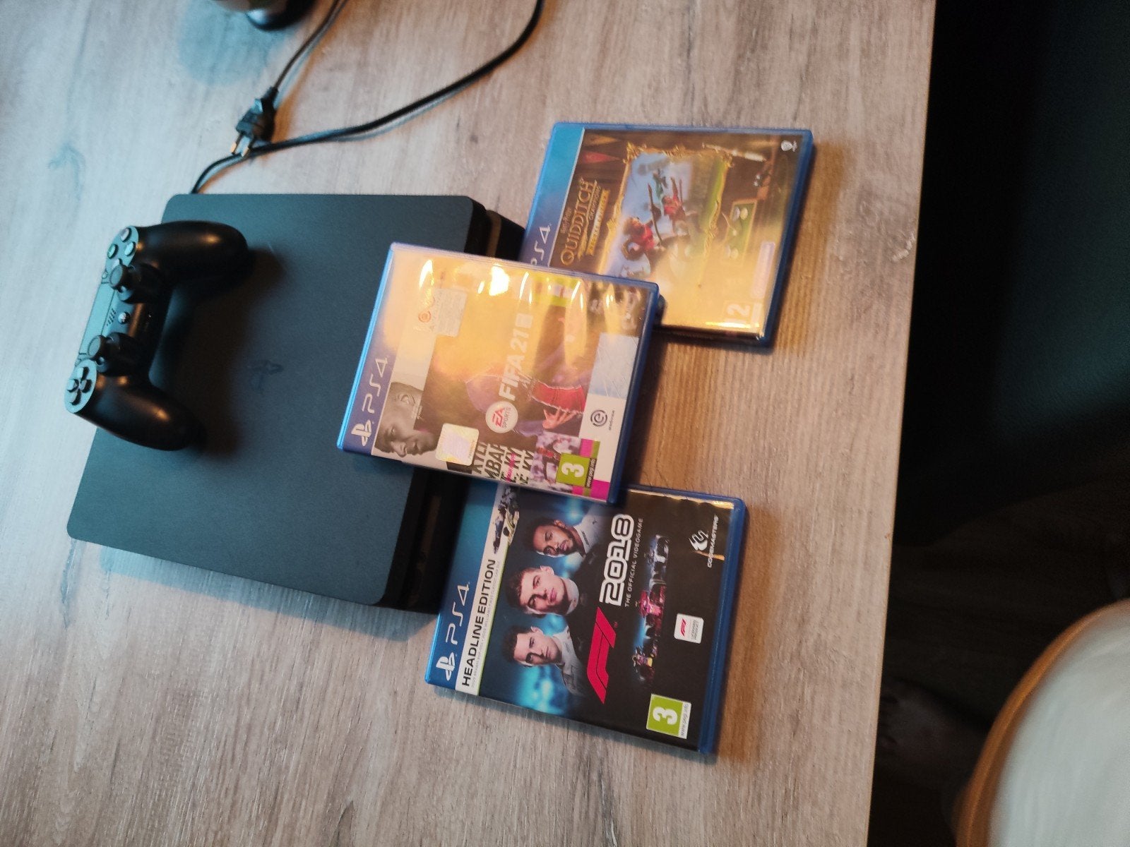 Sony PlayStation 4 Slim (1TB Storage), Ophalen, Zo goed als nieuw, 1 TB, Met 1 controller