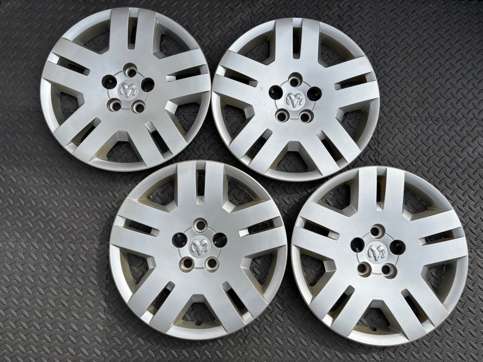 Set originele Dodge Caliber en Avenger wieldoppen 17 inch, Auto diversen, Wieldoppen, Ophalen of Verzenden, Gebruikt